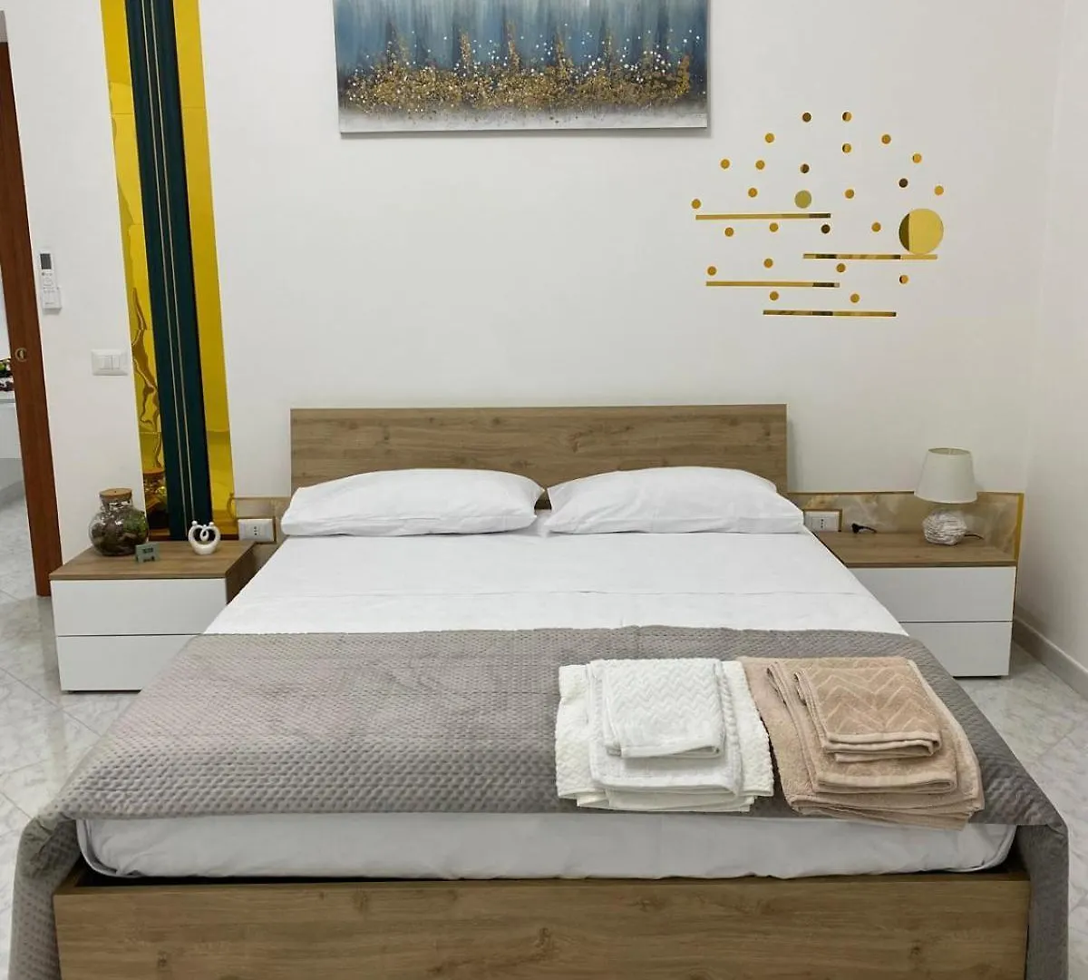 Free Parking - La Fenice House Naples 0*,  Italy