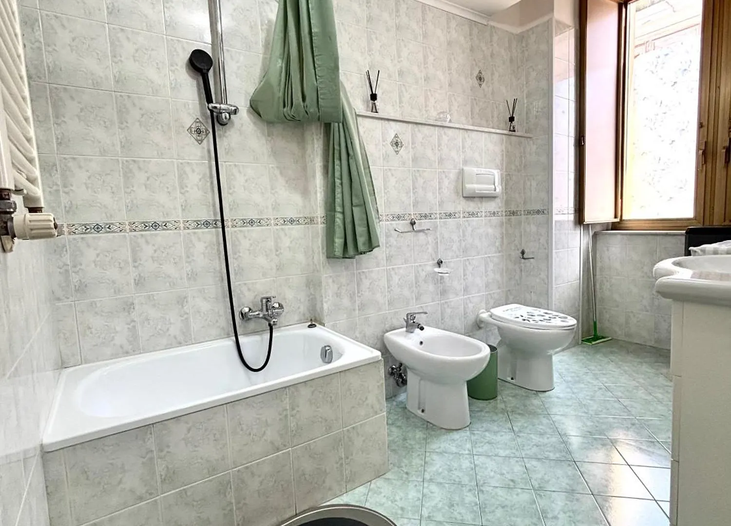 Free Parking - La Fenice House Naples 0*,