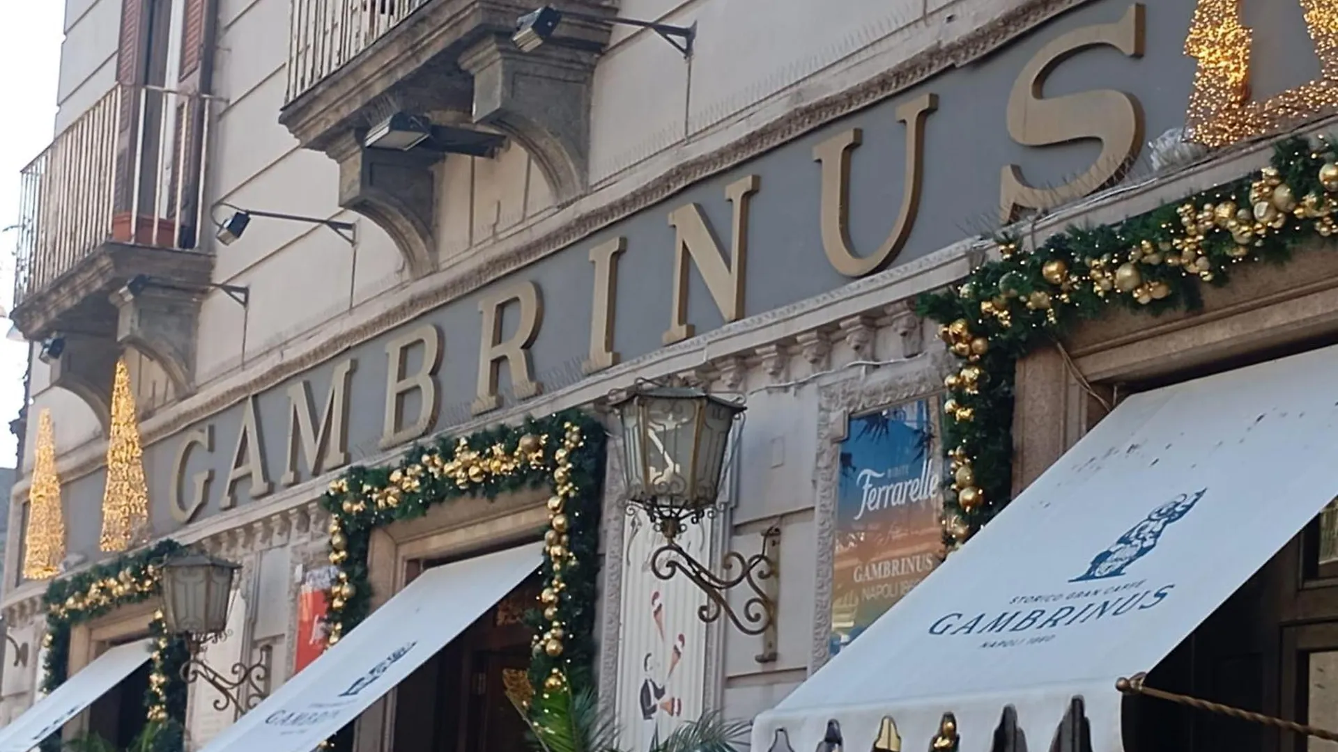 Free Parking - La Fenice House Napoli 0*,  Italia